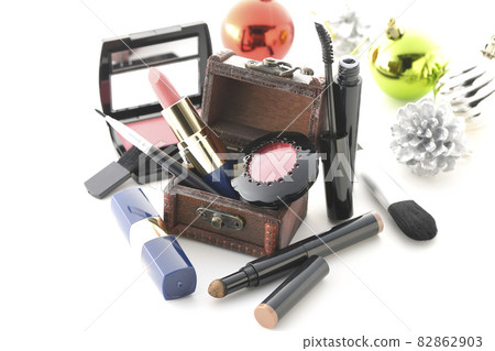 Shooting ornaments, cosmetics and treasure chests on a white background 82862903