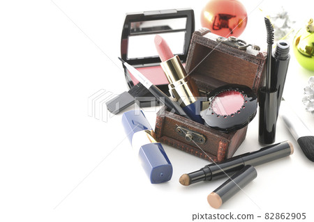 Shooting ornaments, cosmetics and treasure chests on a white background 82862905
