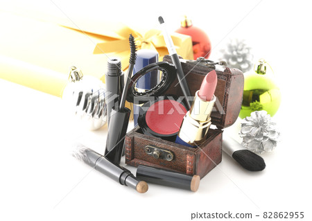 Shoot ornaments, cosmetics, treasure chests and Christmas gifts on a white background 82862955