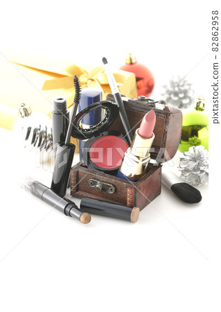 Shoot ornaments, cosmetics, treasure chests and Christmas gifts on a white background 82862958