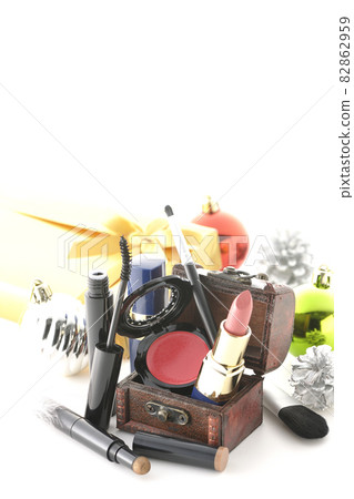 Shoot ornaments, cosmetics, treasure chests and Christmas gifts on a white background 82862959