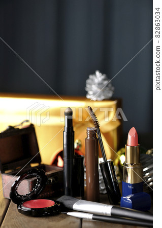 Ornaments, cosmetics, treasure chests and Christmas gifts 82863034