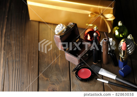 Ornaments, cosmetics, treasure chests and Christmas gifts Ornaments, cosmetics, treasure chests and Christmas gifts 82863038