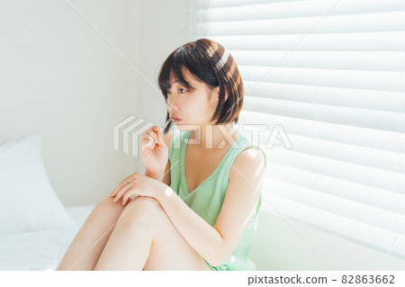 Woman brushing teeth on the bed 82863662