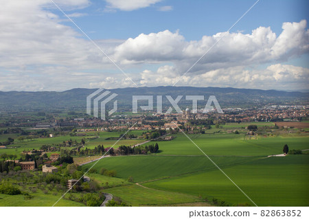 意大利翁布里亞佩魯賈省阿西西聖弗朗西斯科大教堂山上的風景 82863852