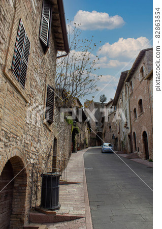 意大利翁布里亞佩魯賈省阿西西聖弗朗西斯科大教堂城市景觀 82863854