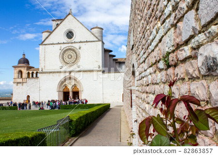 意大利翁布里亞佩魯賈省阿西西聖弗朗西斯科大教堂 82863857