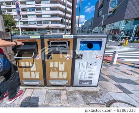 日本東京城市景觀表參道地區出現的智能垃圾桶和城市景觀 82865333