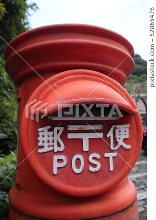 Nostalgic red tubular post slightly to the right 82865476