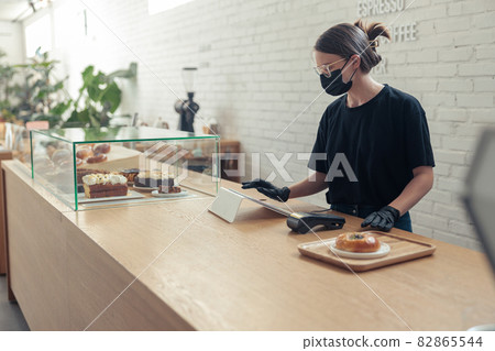 Barista working in cafe and waiting for orders Barista working in cafe and waiting for orders 82865544