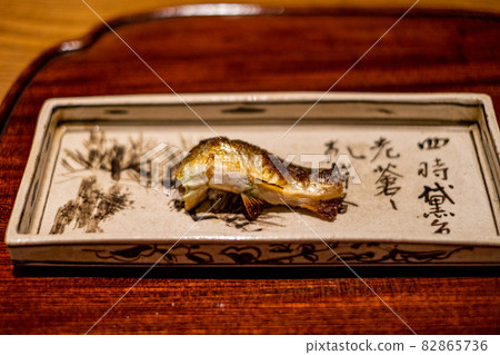 高級餐廳的烤香魚 高級餐廳的烤香魚 82865736