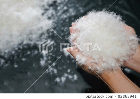Image material that wraps the fluffy down ball of waterfowl by hand 82865941