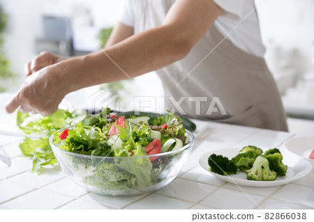 家庭主婦在廚房做沙拉 82866038