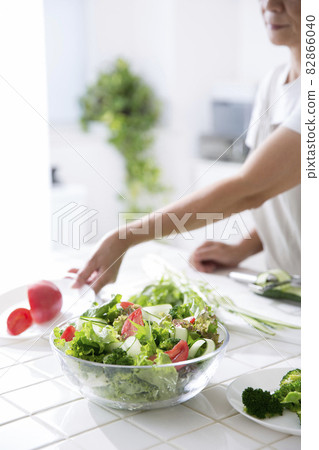 家庭主婦在廚房做沙拉 82866040