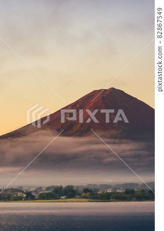 Cityscape on the shore of Lake Kawaguchi and Red Fuji Cityscape on the shore of Lake Kawaguchi and Red Fuji 82867549