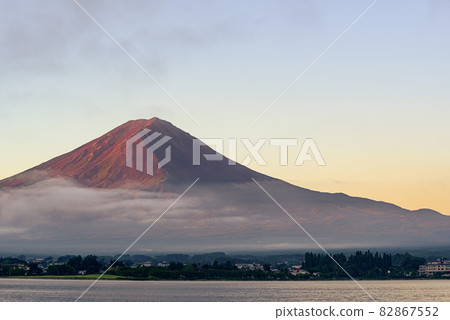 Cityscape on the shore of Lake Kawaguchi and Red Fuji Cityscape on the shore of Lake Kawaguchi and Red Fuji 82867552