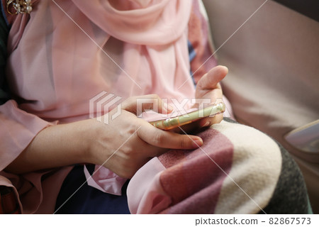 women hand holding smart phone in a car women hand holding smart phone in a car 82867573