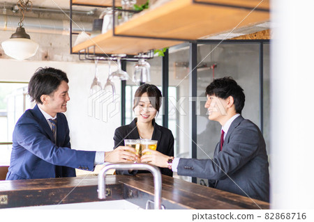 敬酒用啤酒的商務人士 82868716