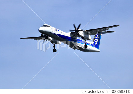 Osaka International Airport ANA Bombardier DHC8-Q400 Propeller Aircraft Landing Ready Senri Kawajiri 82868818