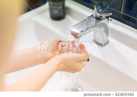年輕女子在洗手間洗臉 年輕女子在洗手間洗臉 82869380