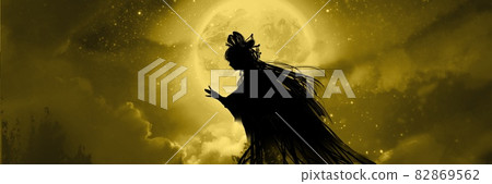 在滿月的背景下徘徊的可疑美女的剪影在黑夜可疑地發光 在滿月的背景下徘徊的可疑美女的剪影在黑夜可疑地發光 82869562