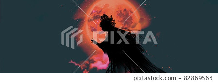 在滿月的背景下徘徊的可疑美女的剪影在黑夜可疑地發光 在滿月的背景下徘徊的可疑美女的剪影在黑夜可疑地發光 82869563