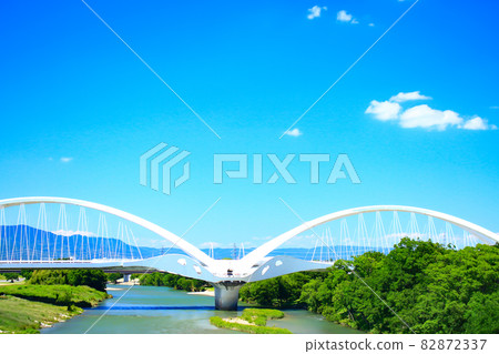 Scenery of Toyota Ohashi Bridge over the fresh green Yahagi River 82872337