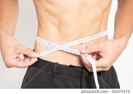 站在白色背景前的男人的肚子 82874373