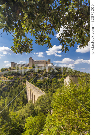 Spoleto castle with aqueduct in Umbria, Italy Spoleto castle with aqueduct in Umbria, Italy 82875209