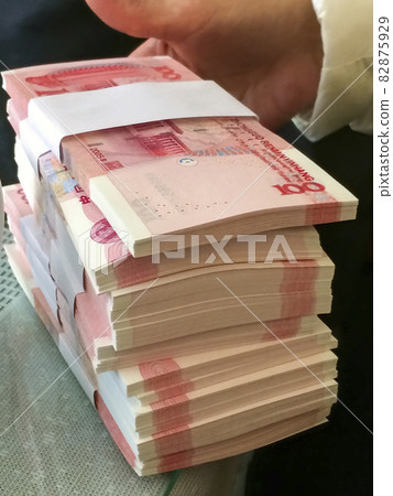 中國紙幣人民幣 100 元鈔票一疊 中國紙幣人民幣 100 元鈔票一疊 82875929