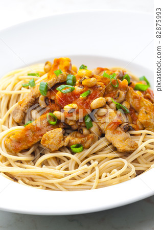 spaghetti with poultry meat, tomato sauce and beans 82875993