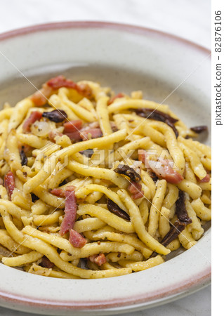 spatzles with bacon and mushroom 82876106