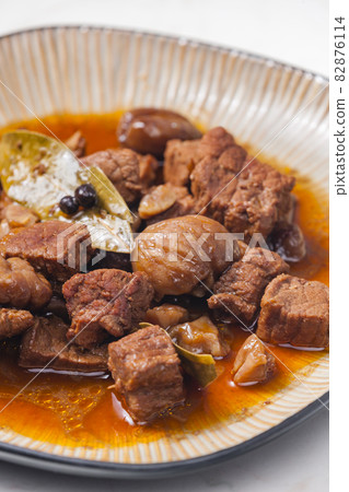 beef stew with onion and spices 82876114
