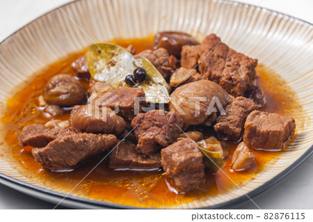 beef stew with onion and spices 82876115