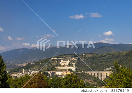 Spoleto castle with aqueduct in Umbria, Italy Spoleto castle with aqueduct in Umbria, Italy 82876349