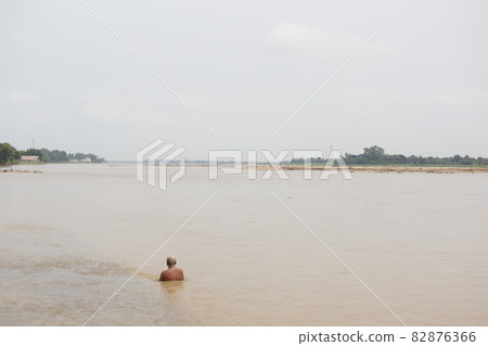 印度菩提伽耶一名男子在法爾古河中沐浴 82876366