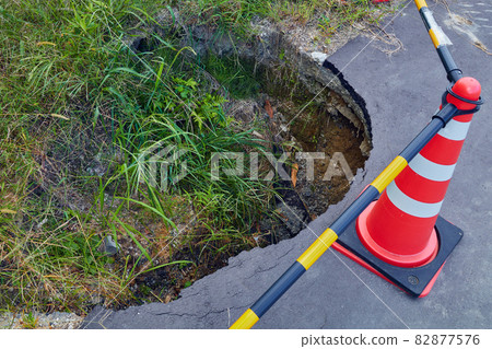 Road collapse Road collapse 82877576
