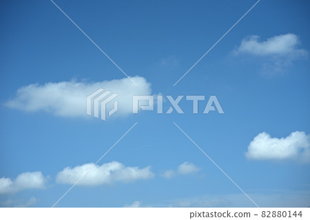A leisurely walk in the sky 82880144