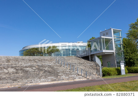 從白山公園空中花園看到的新潟市演藝中心 82880371