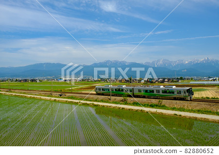 立山山脈和鄉村，愛之風富山鐵路 82880652