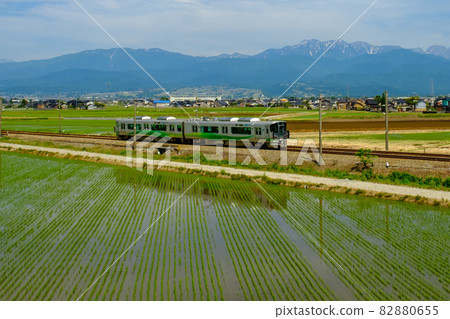 立山山脈和鄉村，愛之風富山鐵路 82880655
