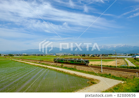 立山山脈和鄉村，愛之風富山鐵路 82880656