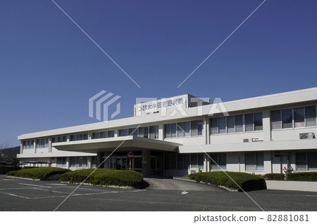 Autumn sky and white social insurance Omuta Yoshino Hospital building Autumn sky and white social insurance Omuta Yoshino Hospital building 82881081