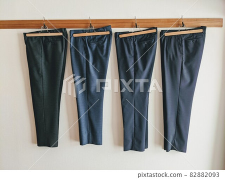 男褲在牆上一字排開 男褲在牆上一字排開 82882093