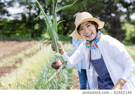做農活的家庭 做農活的家庭 82882140