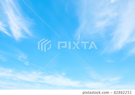 清新的秋天天空 82882251