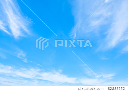 清新的秋天天空 82882252