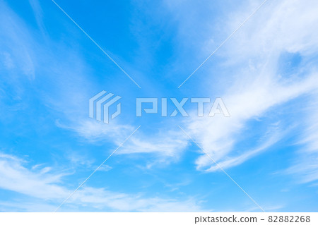 清新的秋天天空 清新的秋天天空 82882268