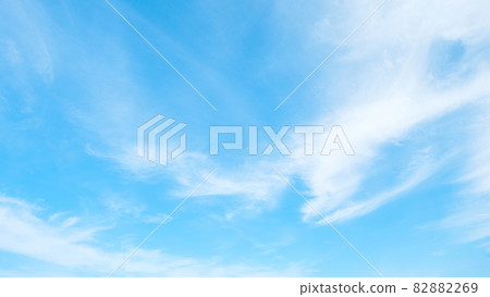 清新的秋天天空 清新的秋天天空 82882269