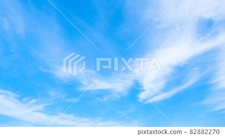 清新的秋天天空 清新的秋天天空 82882270